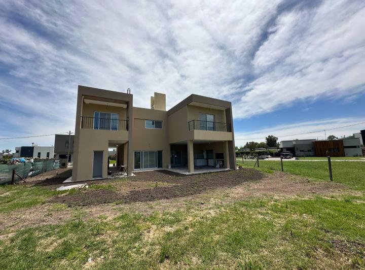 VENTA CASA 5 AMBIENTES DE CATEGORÍA EN HUDSON PARK 2