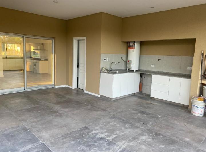 VENTA CASA 5 AMBIENTES DE CATEGORÍA EN HUDSON PARK 4