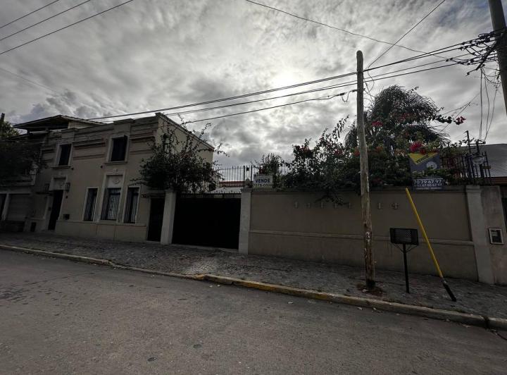 VENTA CASA 6 AMBIENTES DE CATEGORÍA CON PILETA Y QUINCHO QUILMES 1