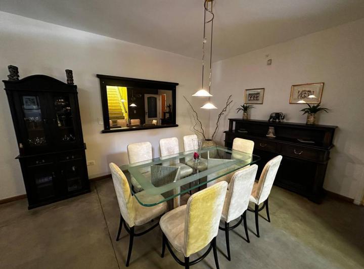 VENTA CASA 6 AMBIENTES DE CATEGORÍA CON PILETA Y QUINCHO QUILMES 4