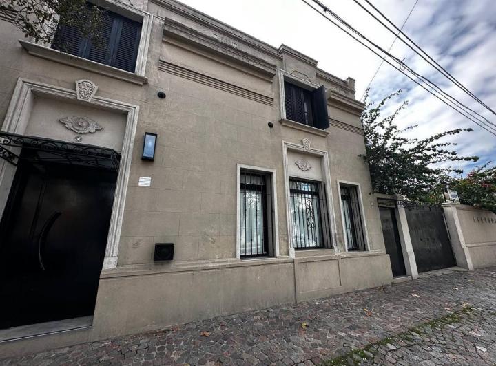 VENTA CASA 6 AMBIENTES DE CATEGORÍA CON PILETA Y QUINCHO QUILMES 3