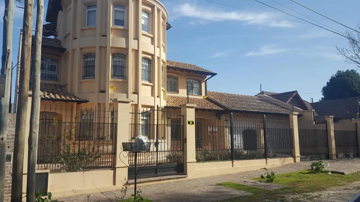 VENTA DE CASA DE 5 AMBIENTES EN RANELAGH 2