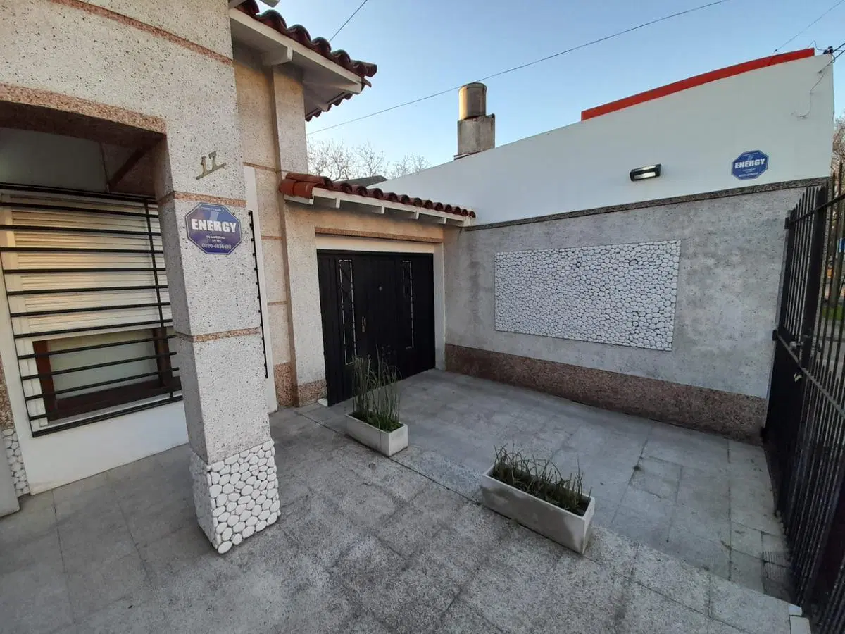 Venta/Permuta casa 3 ambientes con 3 cocheras en Don Bosco. 2