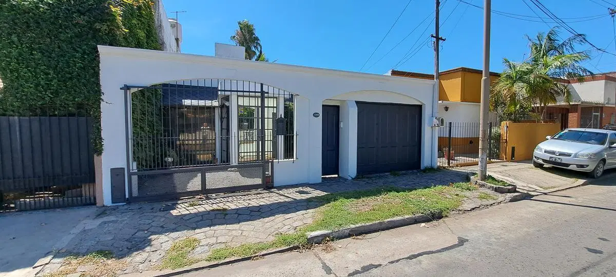 Venta de casa tres ambientes en Quilmes Este, parque, pileta y 2 cocheras 1