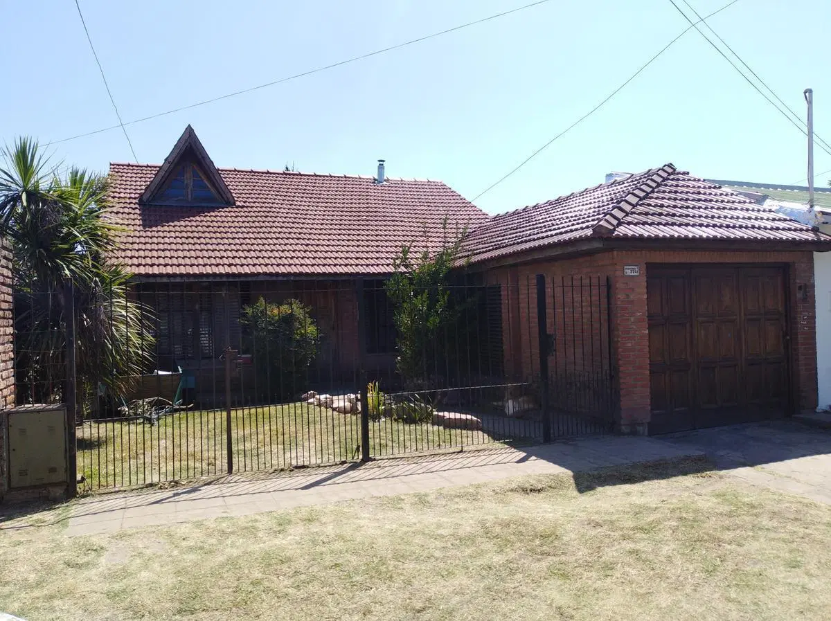 VENTA DE CASA DE 4 AMBIENTES CON PILETA EN QUILMES - APTO CREDITO 5