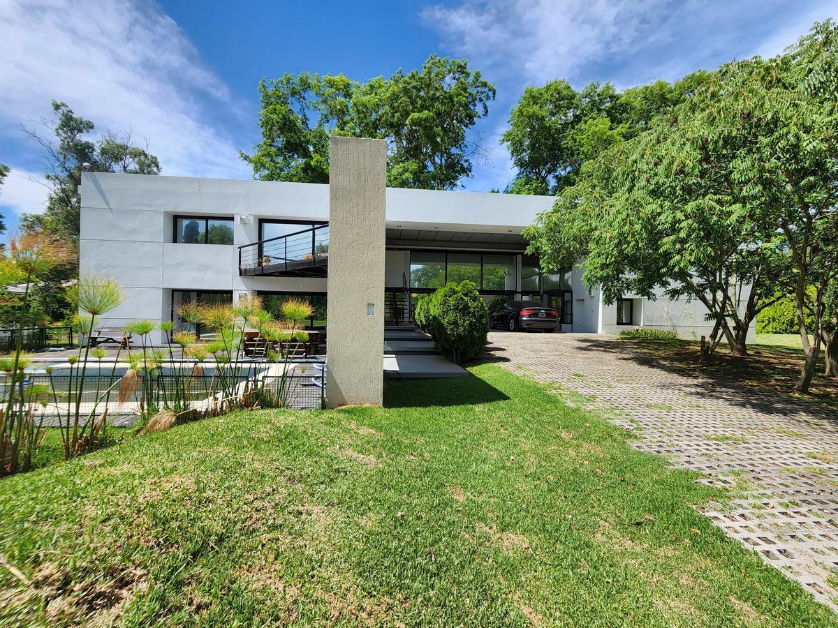 VENTA DE CASA 5 AMB. CON PILETA - B° El Molino - Abril - CONSULTAR FORMA DE PAGO