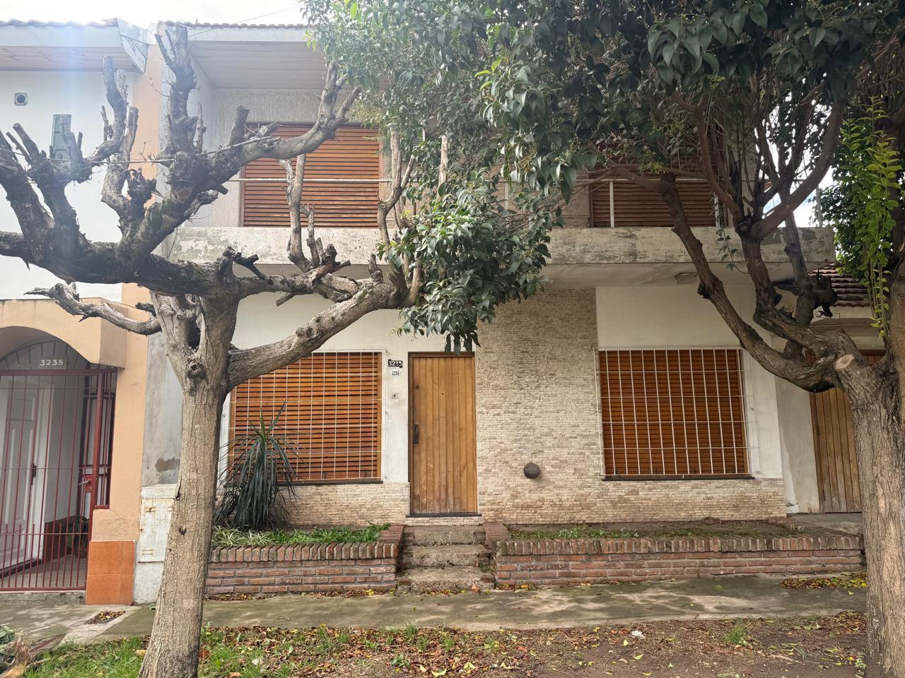 VENTA CASA 4 AMBIENTES, CON COCHERA, QUILMES OESTE, APTO CREDITO.