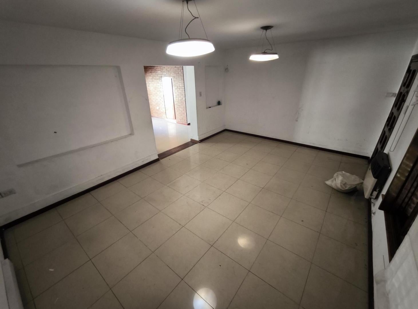 VENTA CASA 5 AMBIENTES CON PILETA Y PARRILLA EN BERNAL