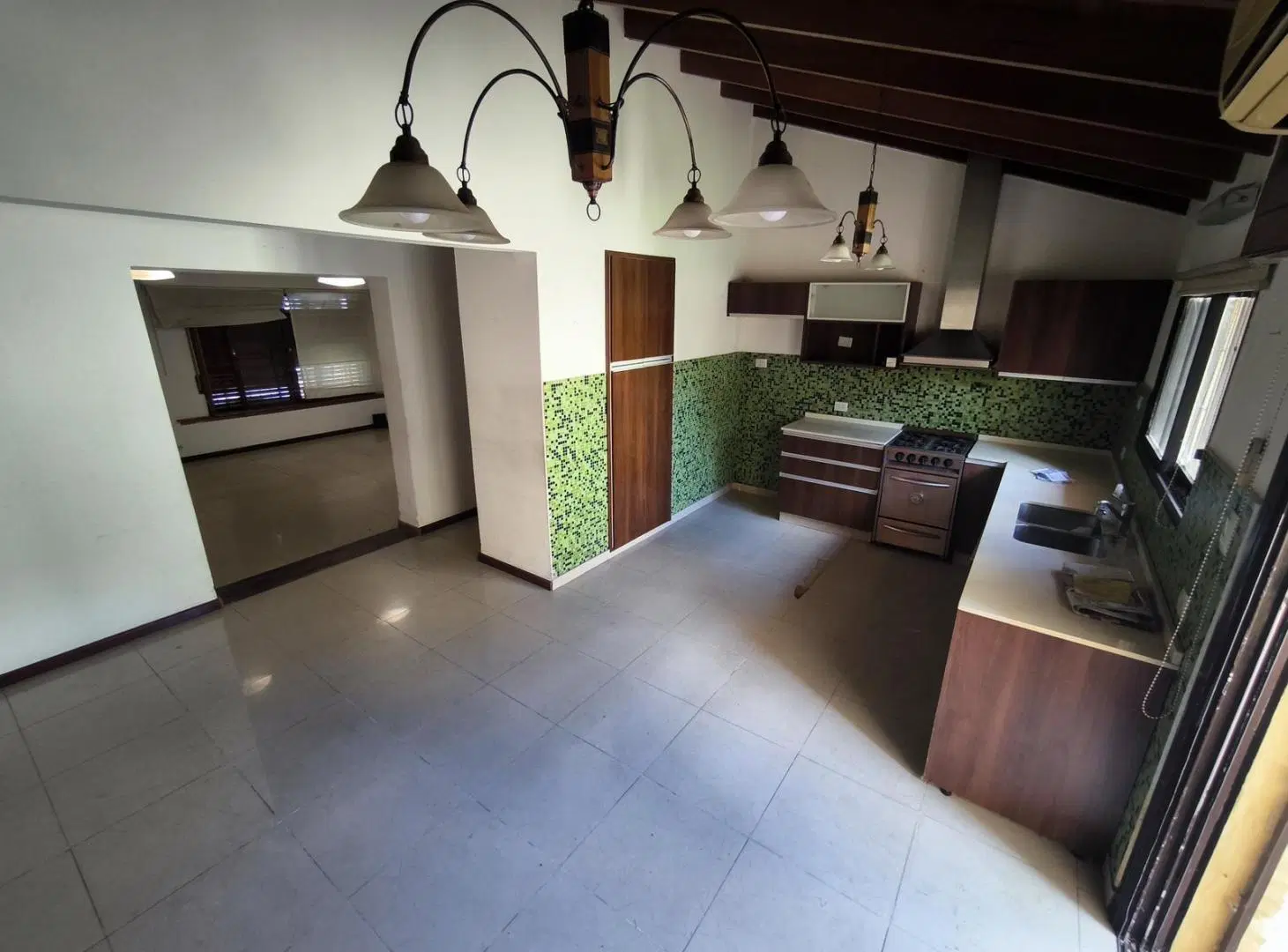 VENTA CASA 5 AMBIENTES CON PILETA Y PARRILLA EN BERNAL 1