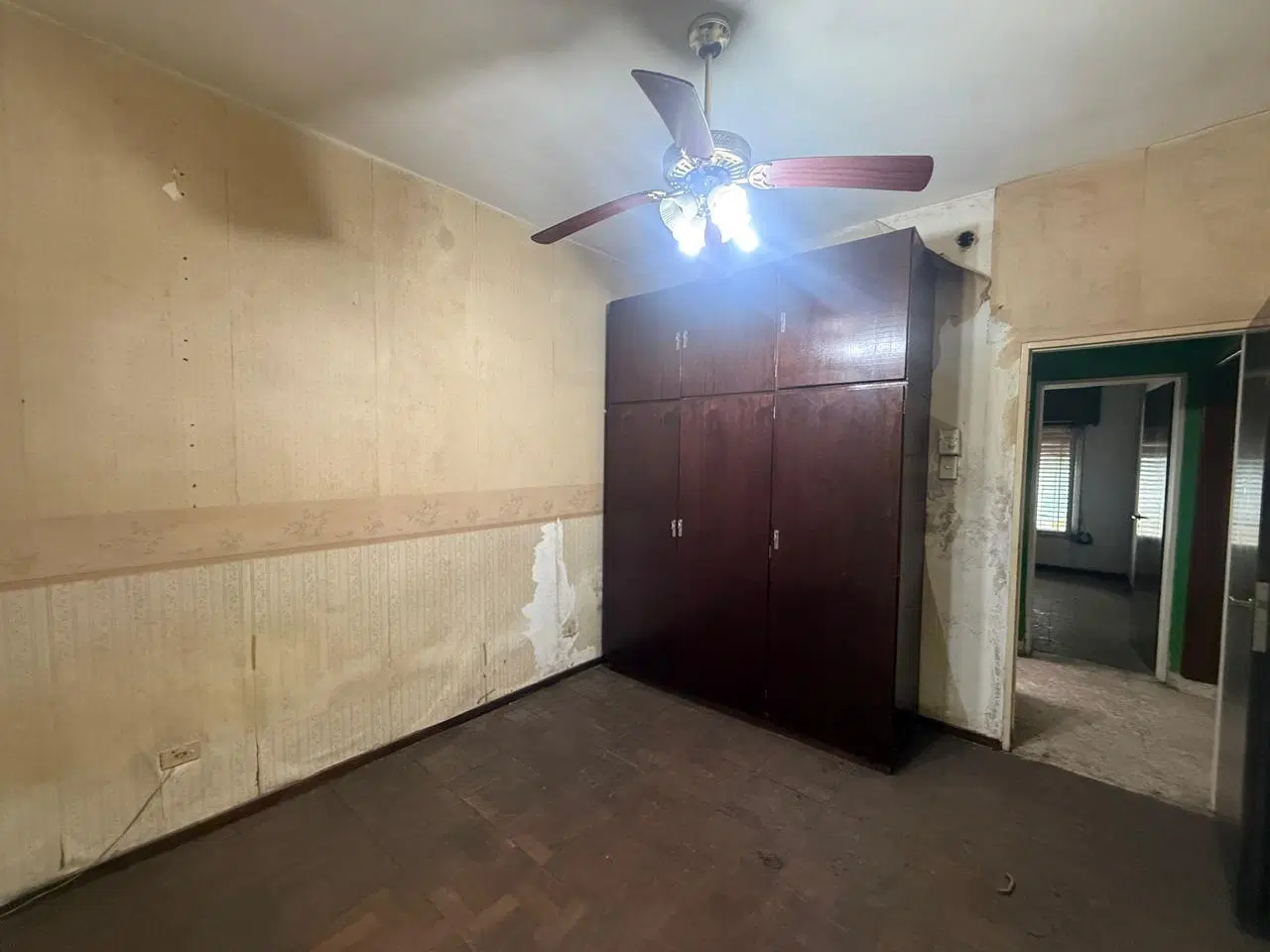 VENTA DE CASA 4 AMBIENTES, EN QUILMES, CON COCHERA, EZPELETA, APTO CREDITO, A RECICLAR !!! 5