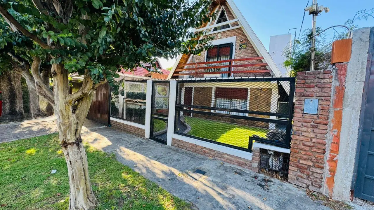 Venta de casa 3 ambientes con cochera apto crédito en Berazategui centro 5