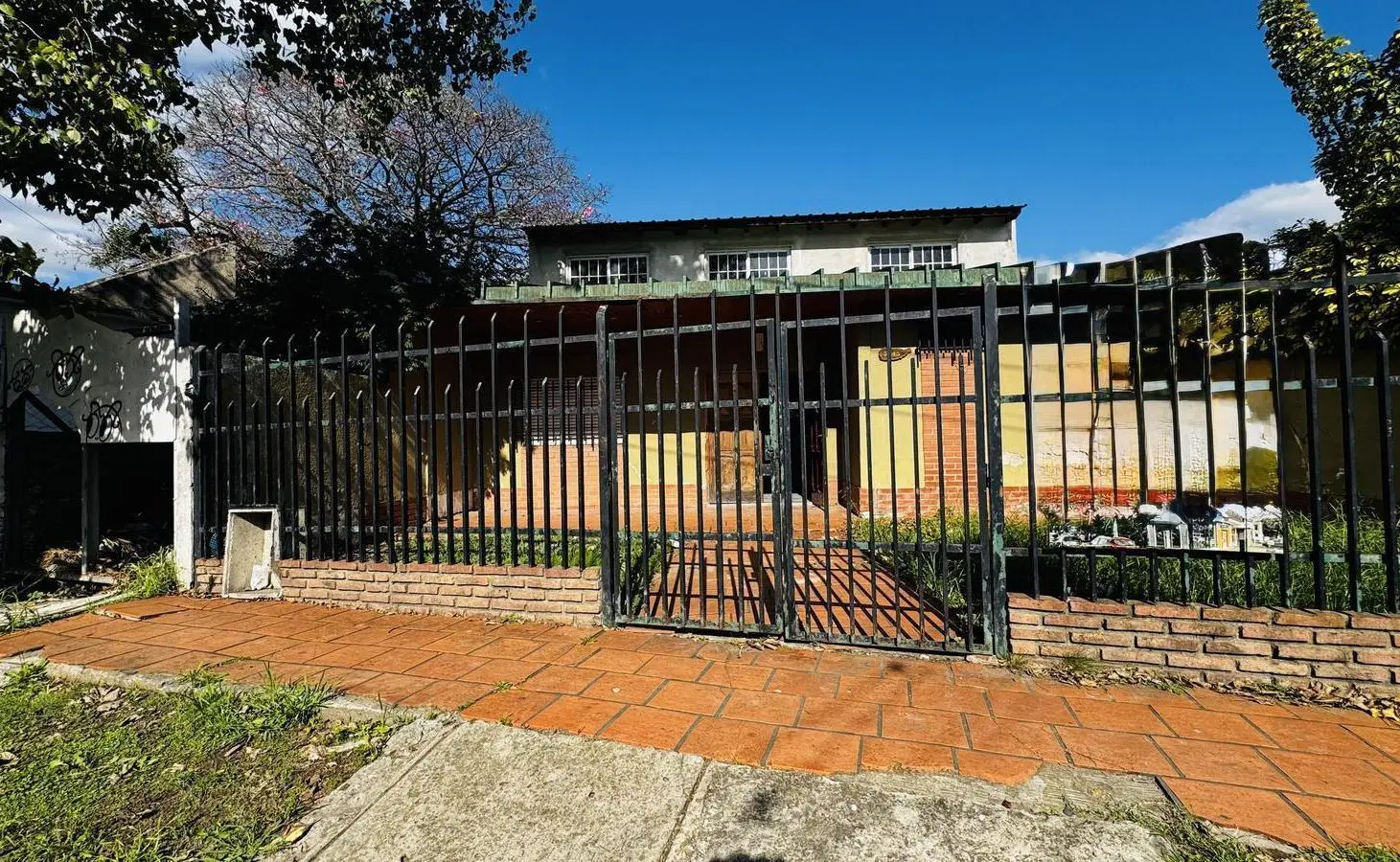 VENTA O ALQUILER DE LOCAL/SALÓN EN DOS PLANTAS CON OFICINAS EN BERAZATEGUI 2
