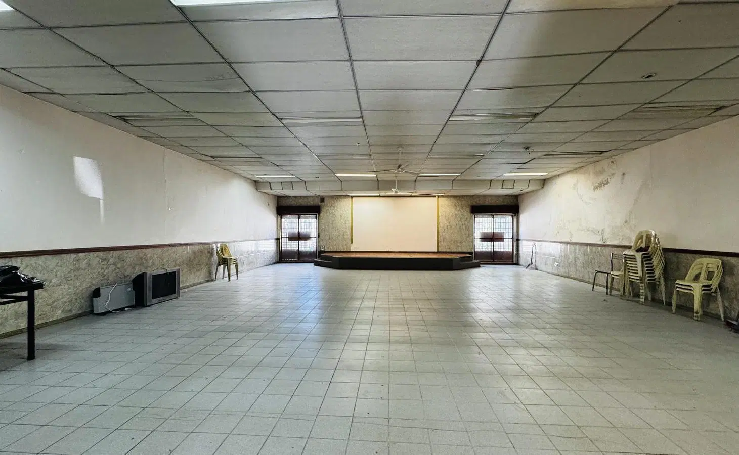 VENTA O ALQUILER DE LOCAL/SALÓN EN DOS PLANTAS CON OFICINAS EN BERAZATEGUI 4