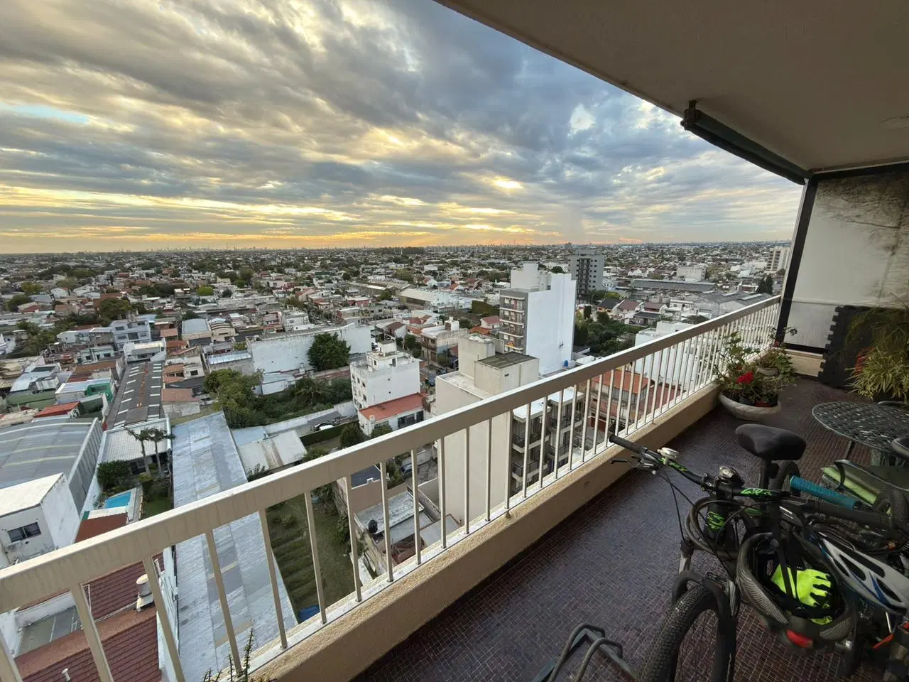 VENTA DEPARTAMENTO 4 AMBIENTES DE CATEGORÍA CON COCHERA OPCIONAL EN WILDE CENTRO 4