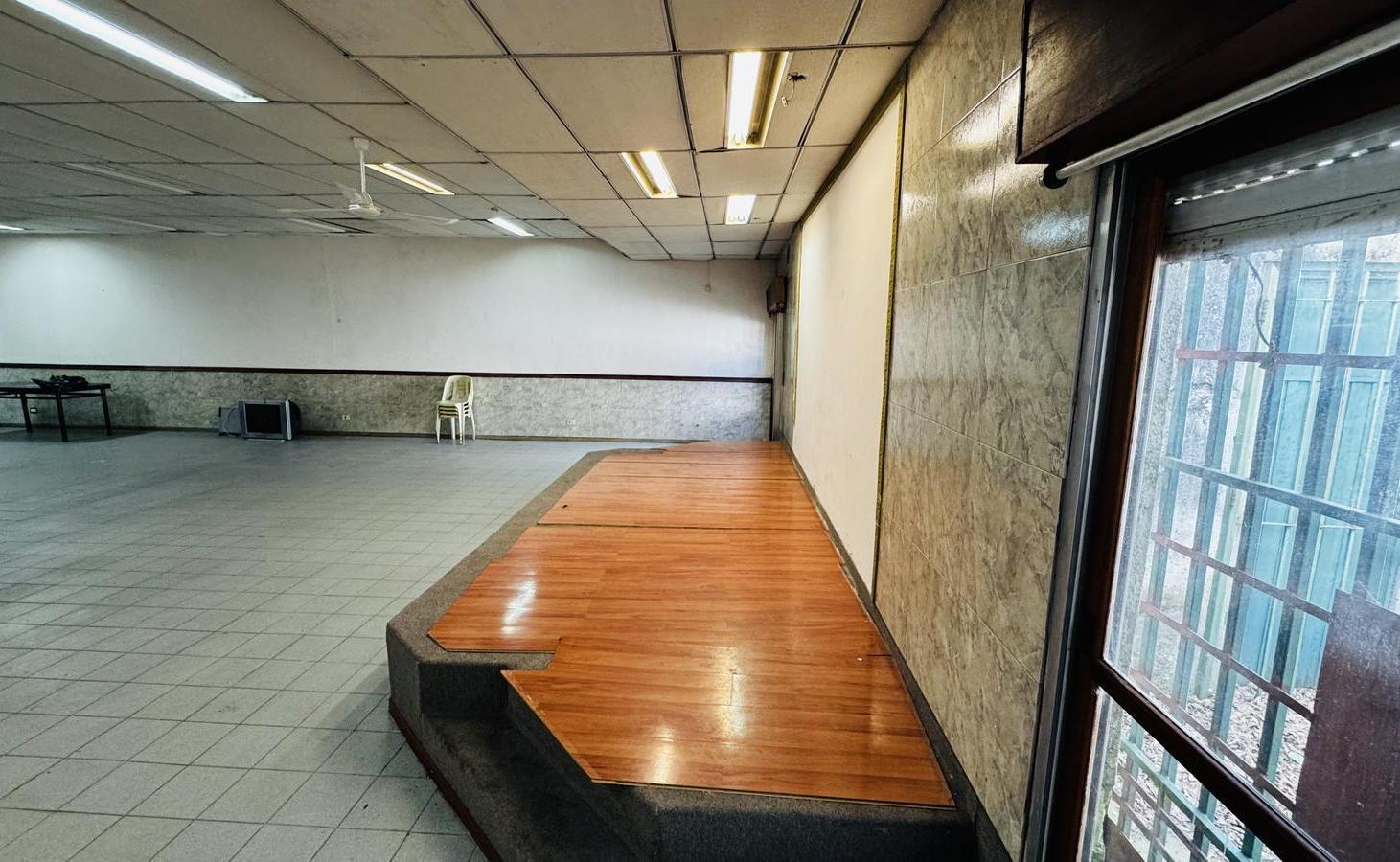 Foto de VENTA O ALQUILER DE LOCAL/SALÓN EN DOS PLANTAS CON OFICINAS EN BERAZATEGUI, imagen 3