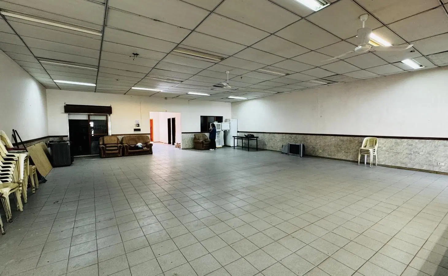 VENTA O ALQUILER DE LOCAL/SALÓN EN DOS PLANTAS CON OFICINAS EN BERAZATEGUI 4