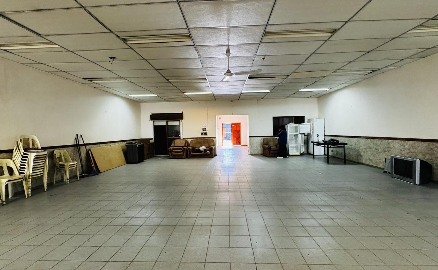Foto de VENTA O ALQUILER DE LOCAL/SALÓN EN DOS PLANTAS CON OFICINAS EN BERAZATEGUI, imagen 5