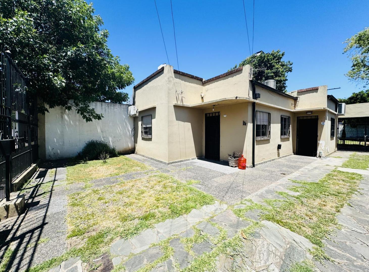 Venta de Casa 3 ambientes con cochera y patio en Berazategui