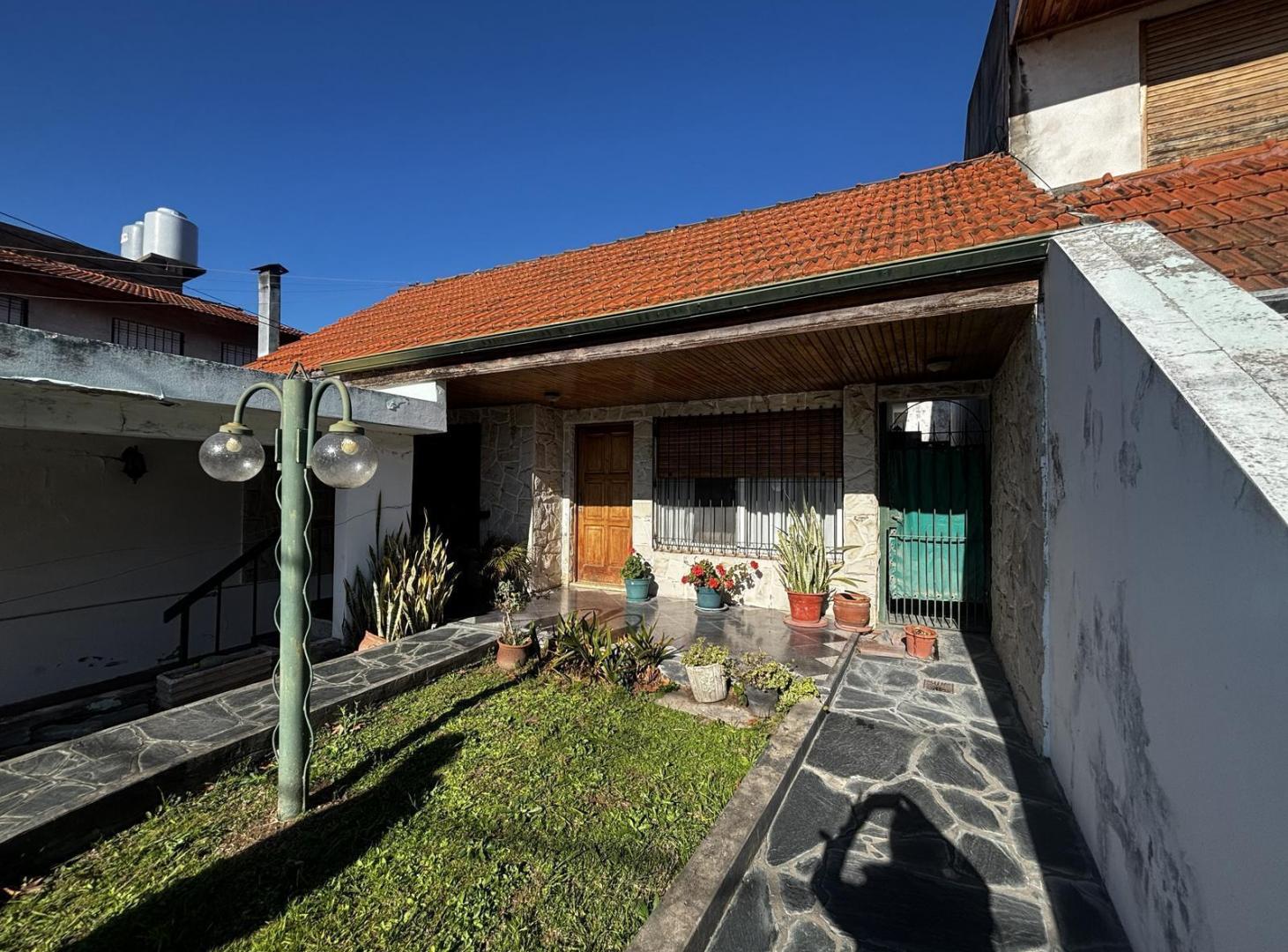 VENTA CASA 4 AMBIENTES EN VILLA CRAMER BERNAL