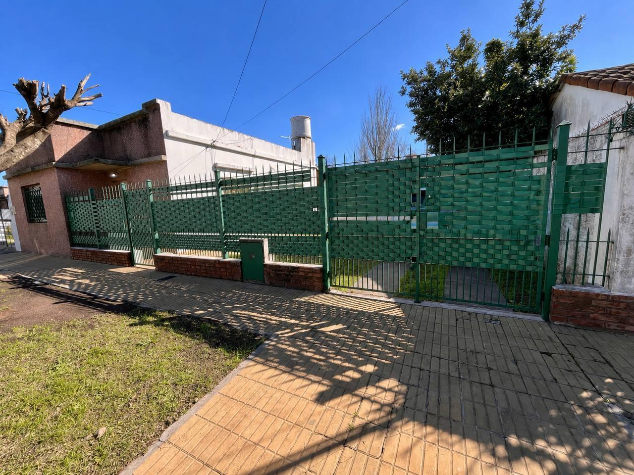 Foto de VENTA CASA 3 AMB. APTO CRÉDITO CON COCHERA Y QUINCHO, imagen 1