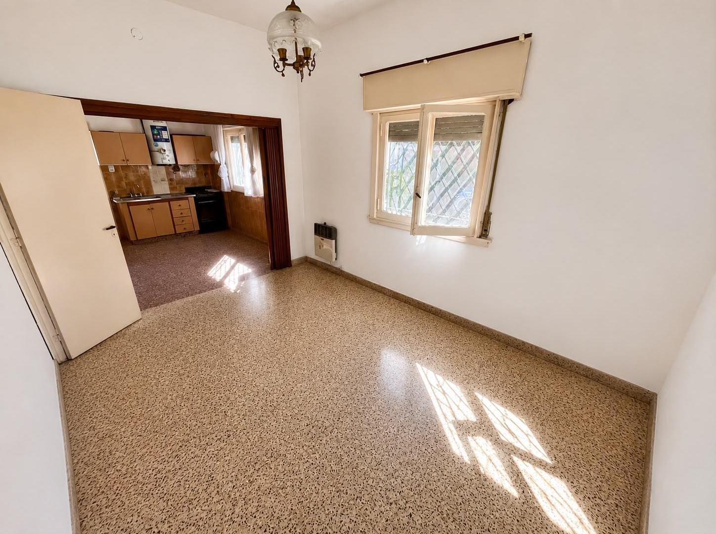 Foto de VENTA CASA 3 AMB. APTO CRÉDITO CON COCHERA Y QUINCHO, imagen 4