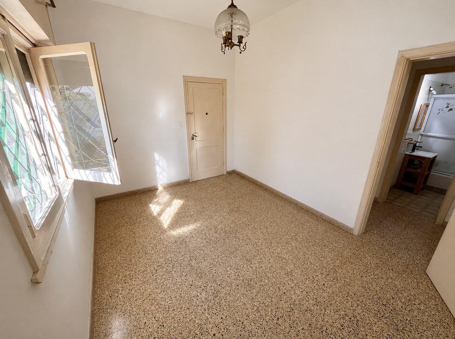 Foto de VENTA CASA 3 AMB. APTO CRÉDITO CON COCHERA Y QUINCHO, imagen 2