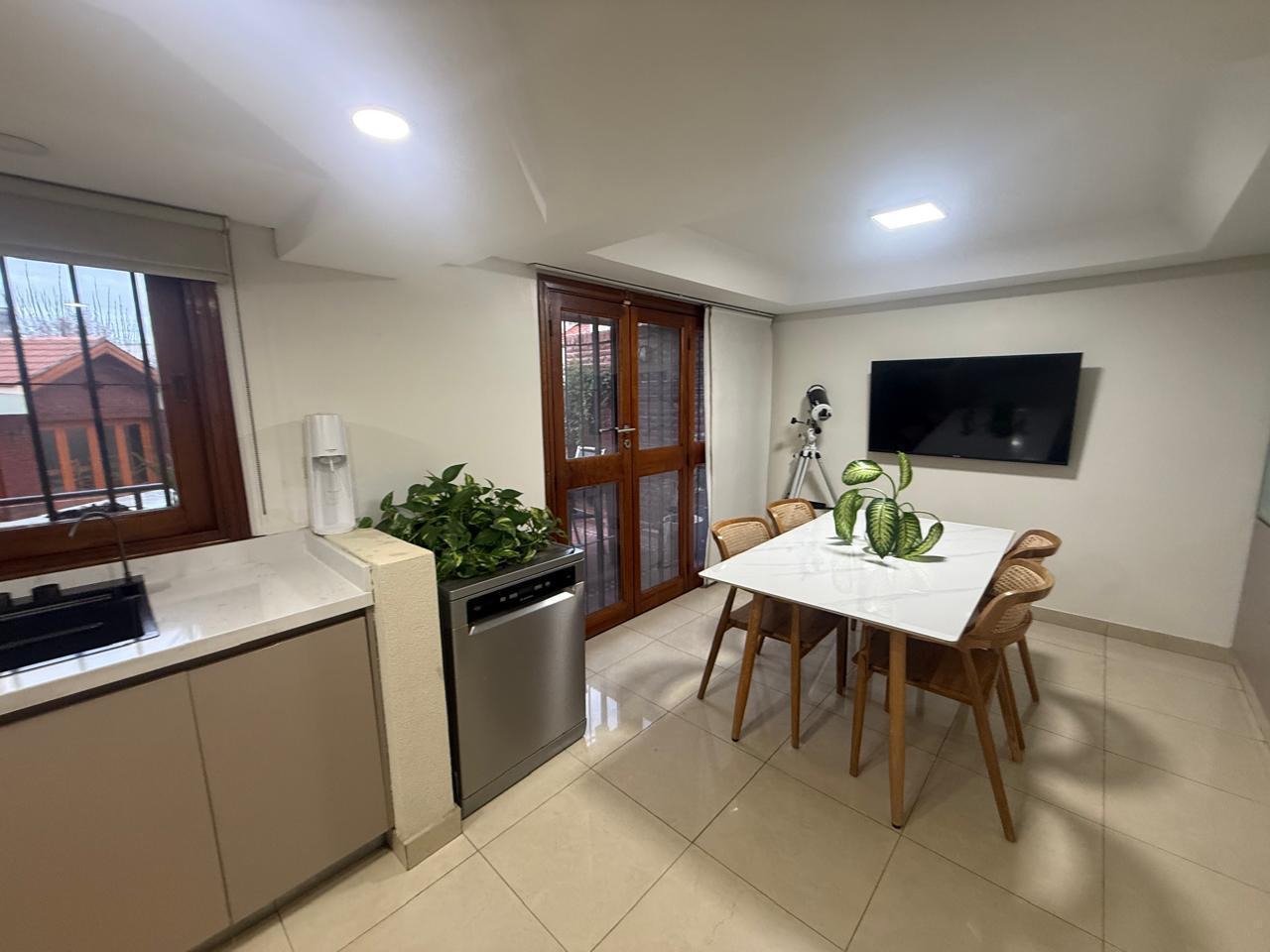 Foto de VENTA DE CASA 4 AMBIENTES CON PILETA, QUINCHO Y PARRILLA. QUILMES CENTRO, imagen 4
