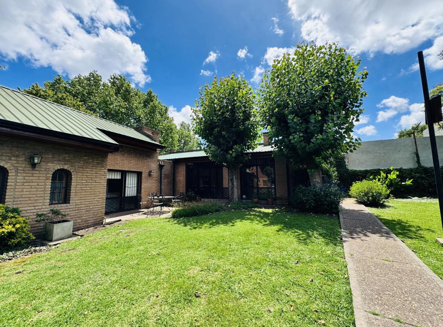 Foto de Casa en venta 5 ambientes en Florencio Varela con pileta Apto crédito, imagen 5