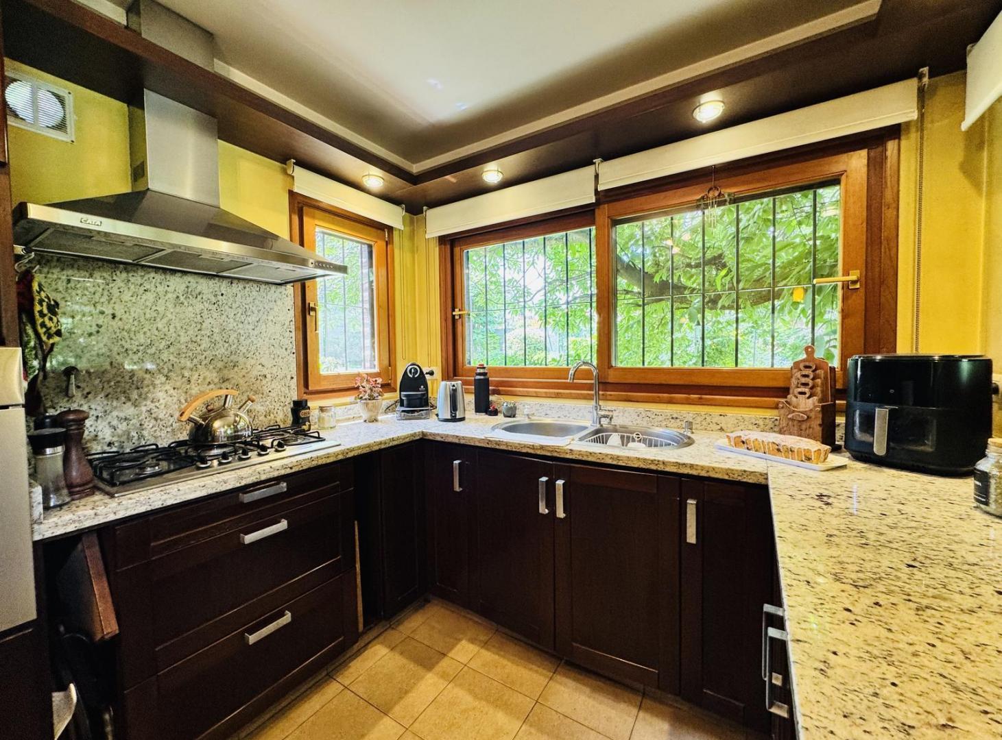 Foto de Casa en venta 5 ambientes en Florencio Varela con pileta Apto crédito, imagen 2