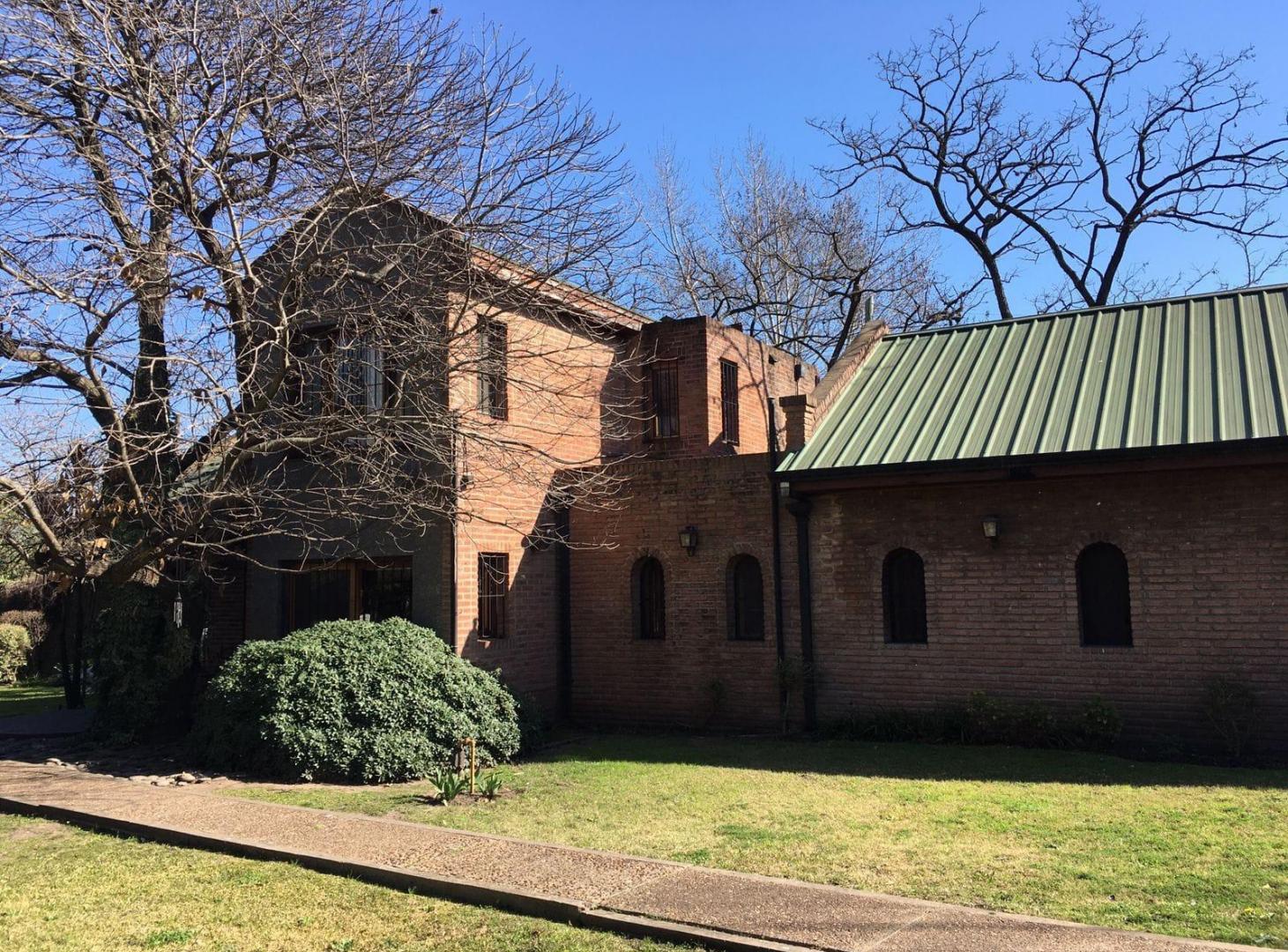 Foto de Casa en venta 5 ambientes en Florencio Varela con pileta Apto crédito, imagen 4
