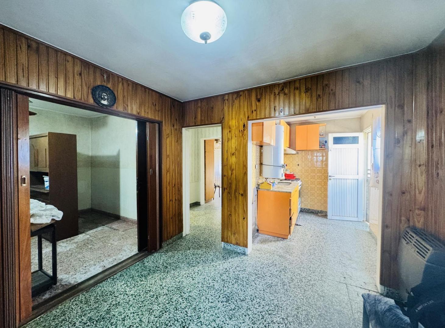 Foto de VENTA DE CASA 3 AMBIENTES CON PARQUE Y COCHERA EN BERAZATEGUI, imagen 1
