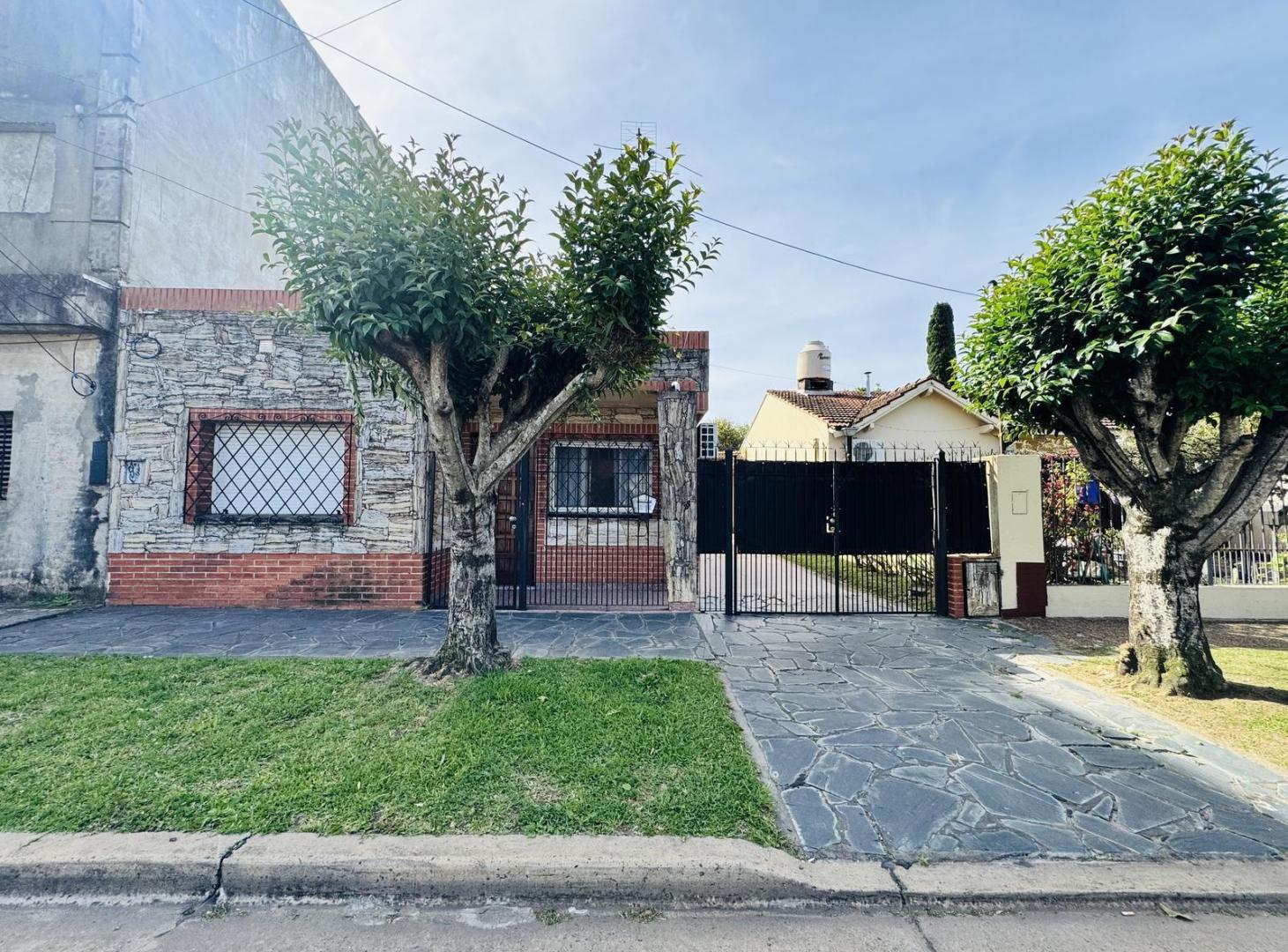 Foto de VENTA DE CASA 3 AMBIENTES CON PARQUE Y COCHERA EN BERAZATEGUI, imagen 3