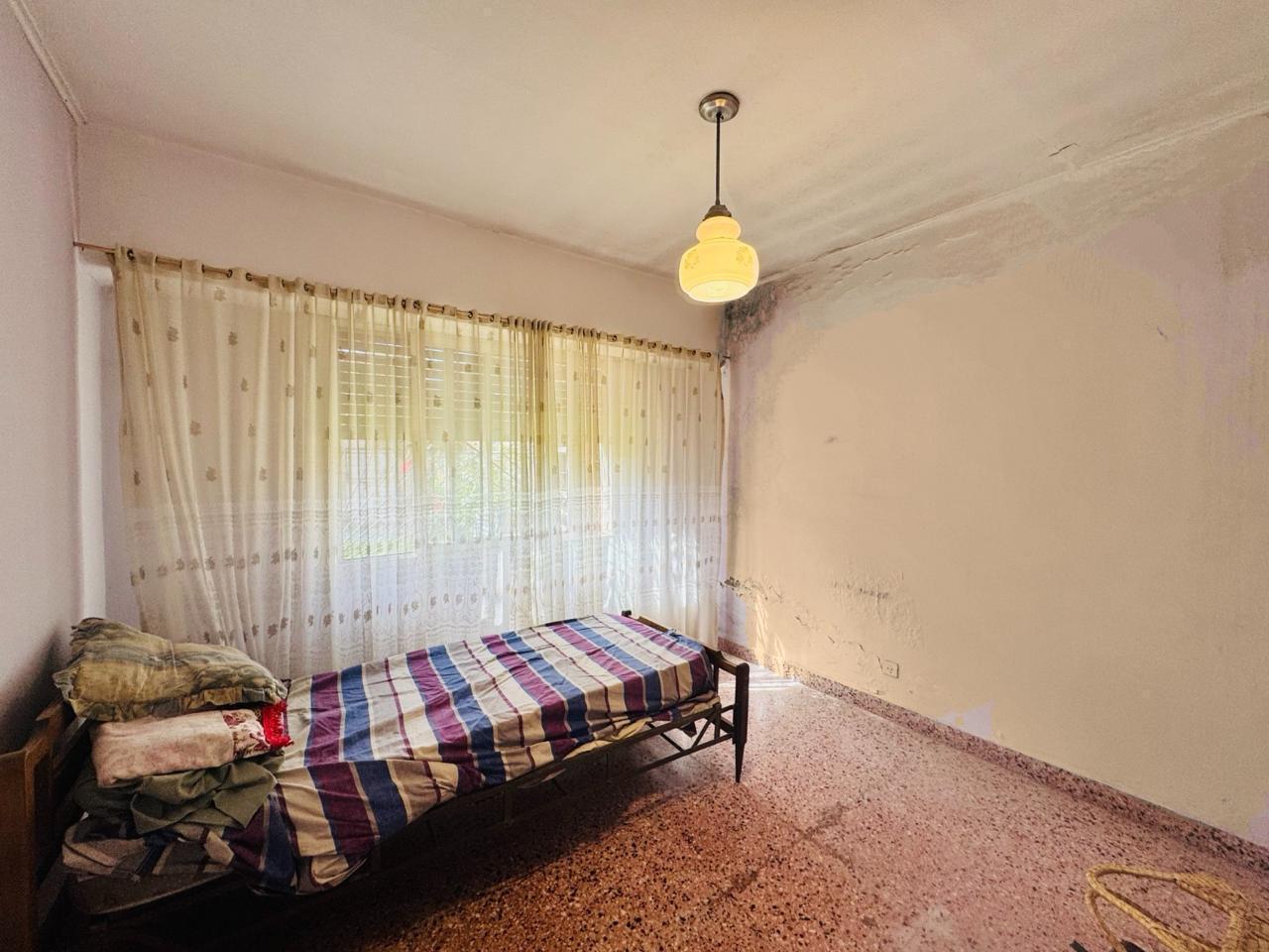 Foto de VENTA DE CASA 3 AMBIENTES CON PARQUE Y COCHERA EN BERAZATEGUI, imagen 2