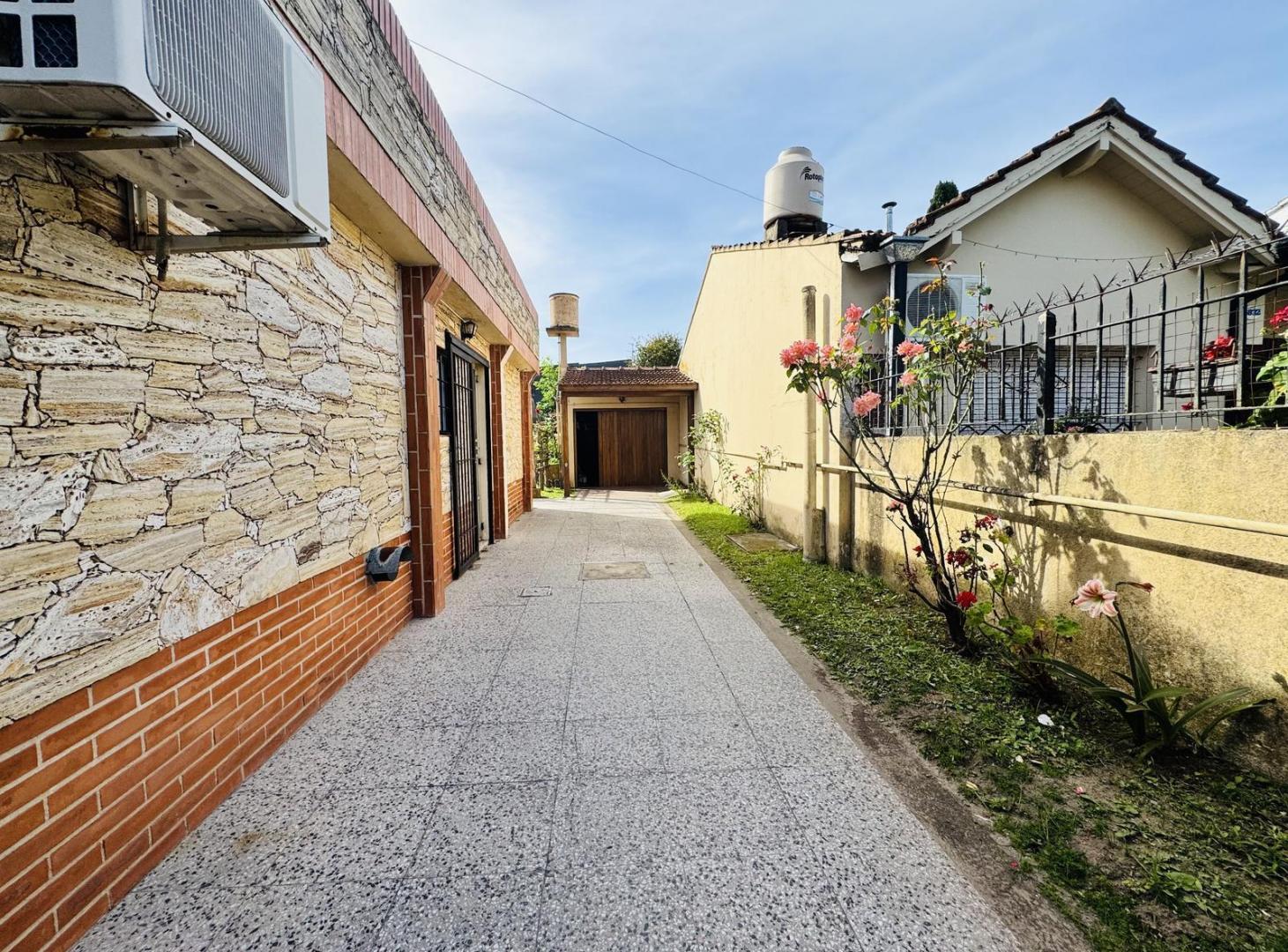 Foto de VENTA DE CASA 3 AMBIENTES CON PARQUE Y COCHERA EN BERAZATEGUI, imagen 5