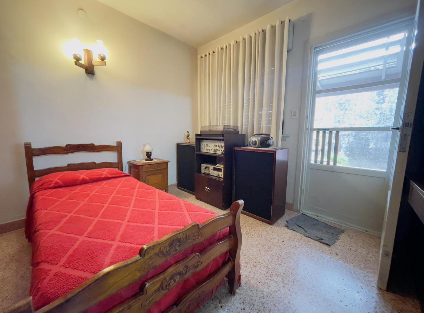 Foto de Venta de casa 3 ambientes con amplio parque y cochera en Berazategui, imagen 5