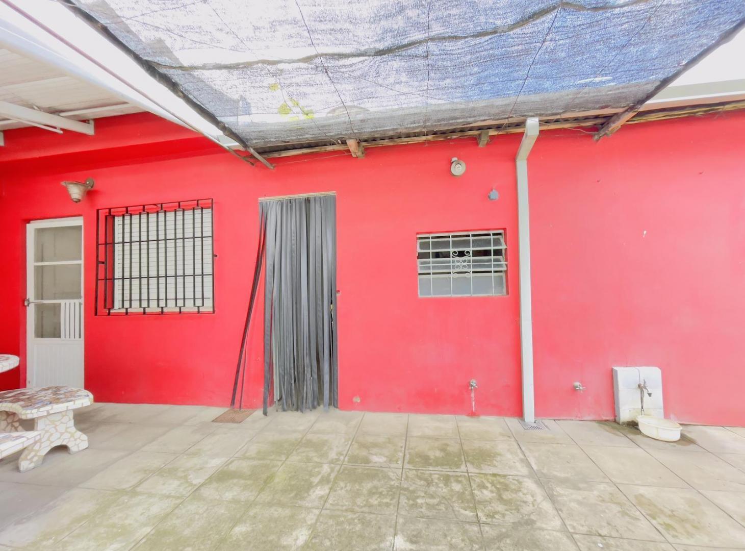 Foto de Venta de casa 3 ambientes con amplio parque y cochera en Berazategui, imagen 1