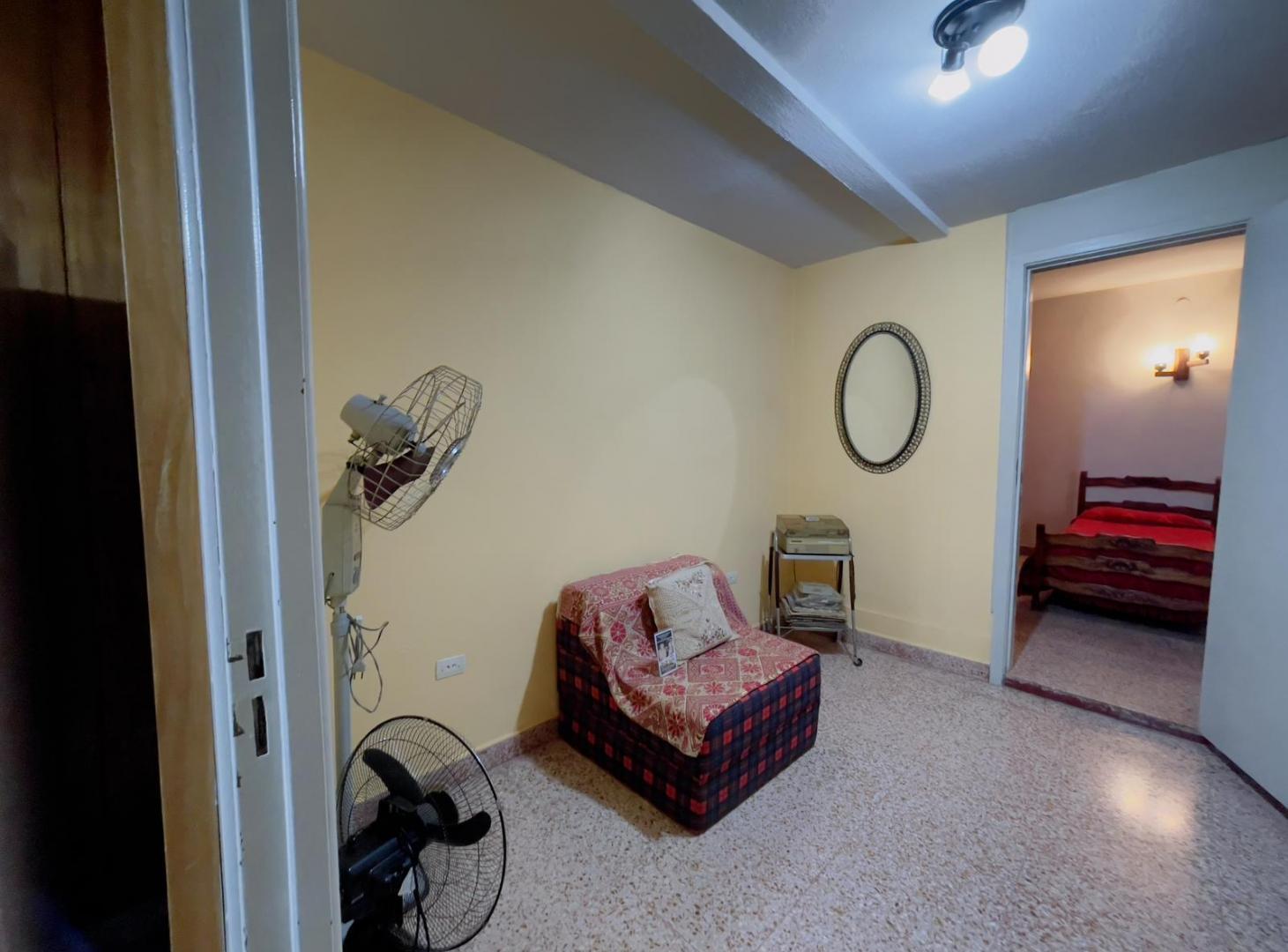 Foto de Venta de casa 3 ambientes con amplio parque y cochera en Berazategui, imagen 2