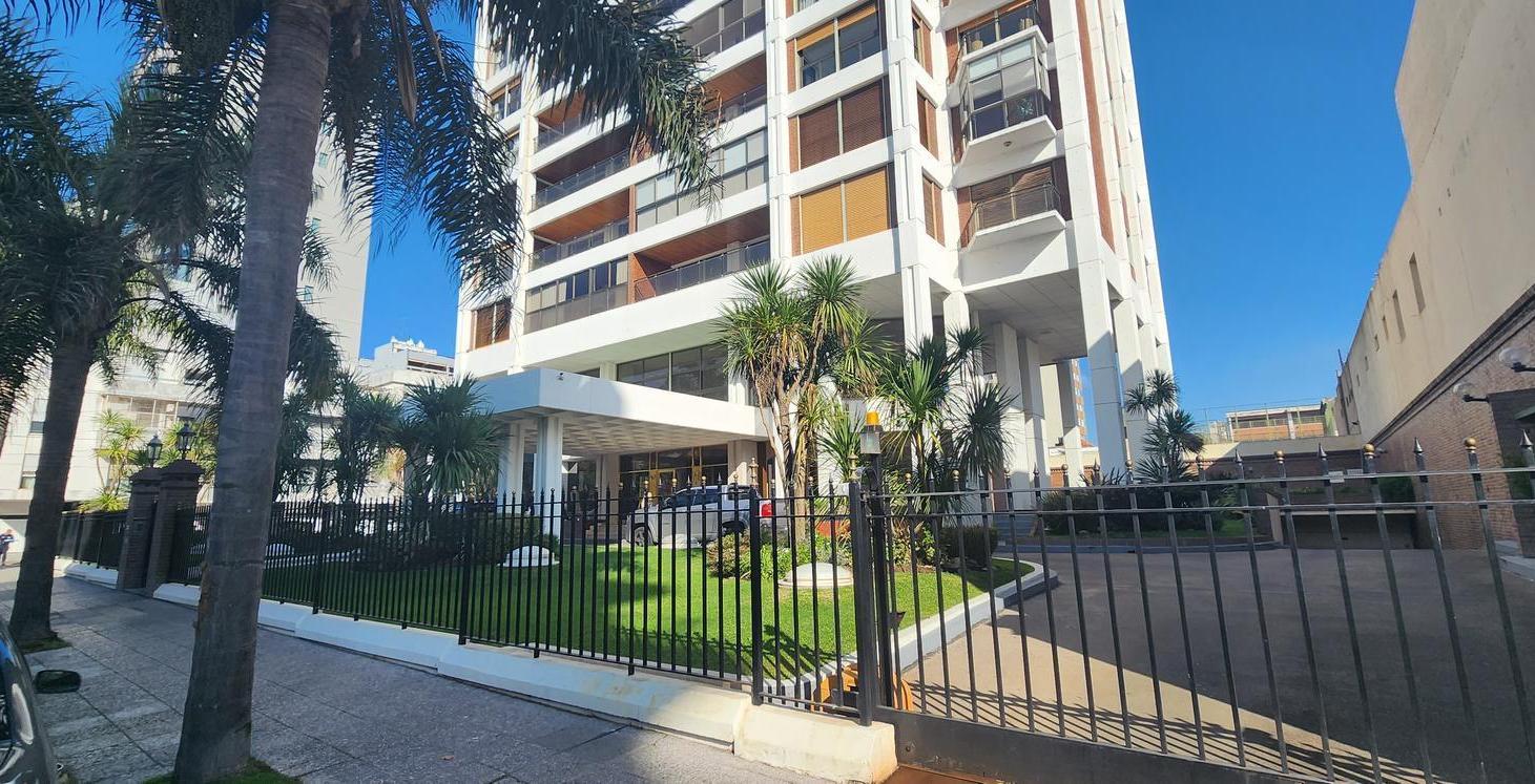 Foto de VENTA DE SEMIPISO 5 AMBIENTES CON 2 COCHERAS Y BAULERA-QUILMES CENTRO, imagen 2