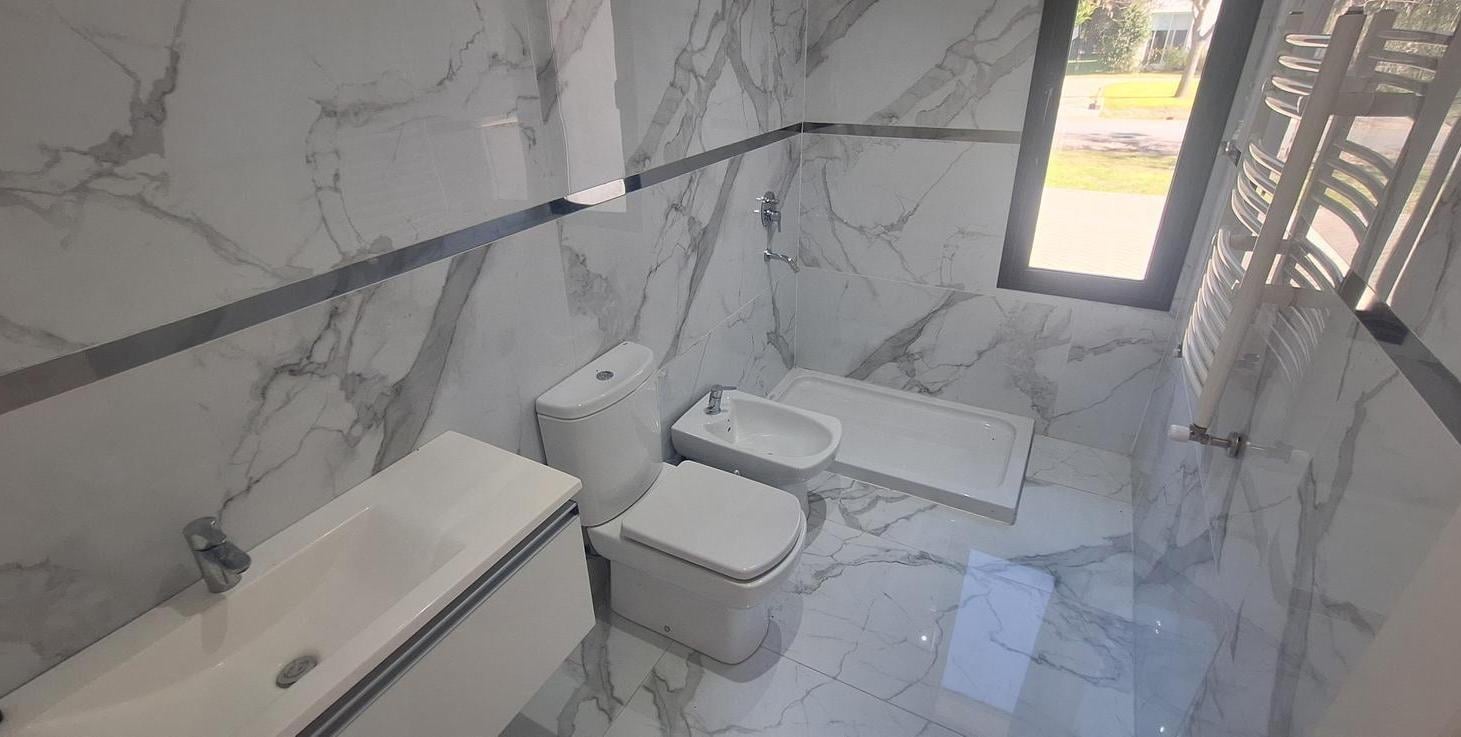 Foto de VENTA DE CASA 4 AMB. CON PILETA EN MIRALAGOS CLUB DE CAMPO, imagen 2