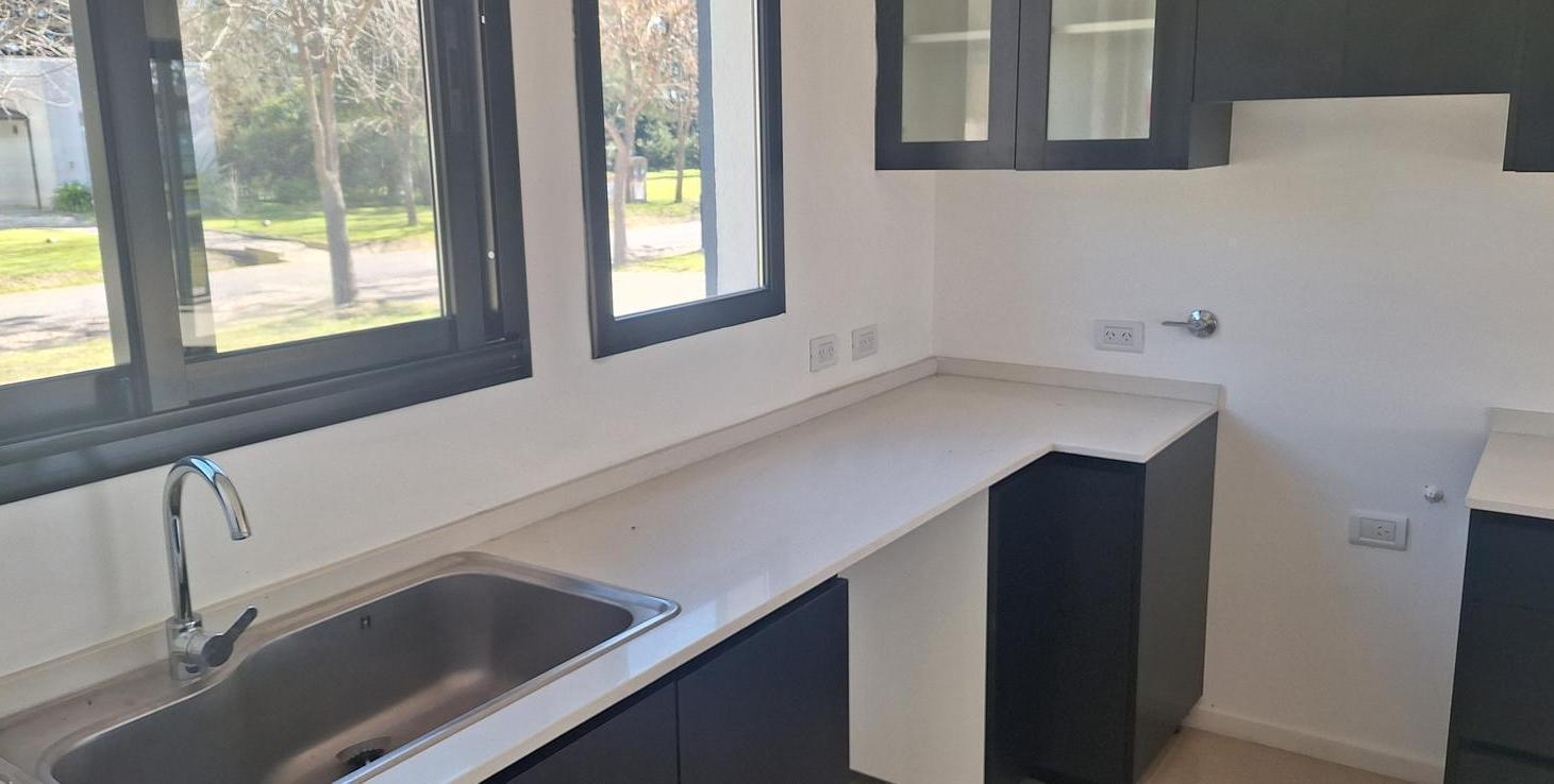 Foto de VENTA DE CASA 4 AMB. CON PILETA EN MIRALAGOS CLUB DE CAMPO, imagen 5