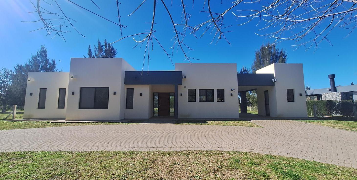 Foto de VENTA DE CASA 4 AMB. CON PILETA EN MIRALAGOS CLUB DE CAMPO, imagen 1