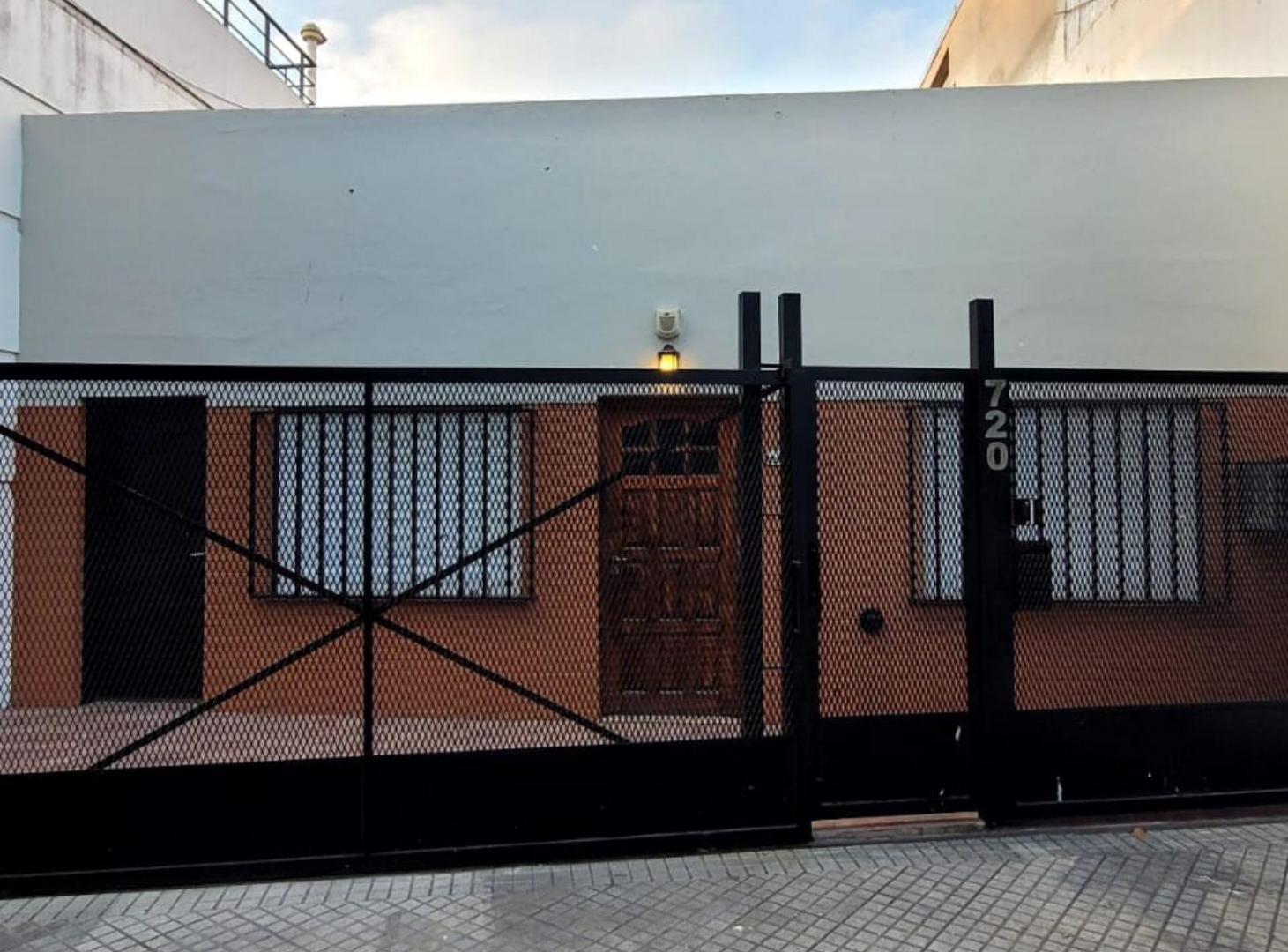 Foto de Casa al frente con patio, terraza y cochera, imagen 1