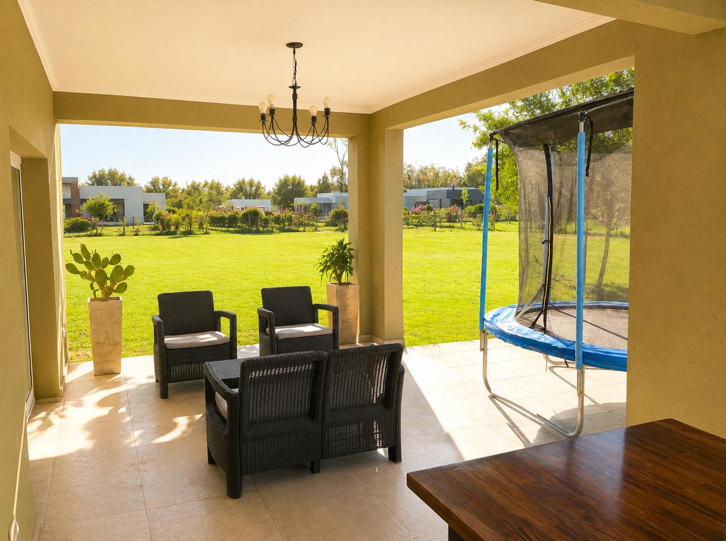 ALQUILER ANUAL- CASA 7 AMBIENTES C/COCHERA - SAN VICENTE