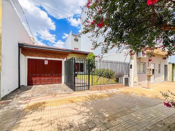 Foto de Casa en venta La plata. 5 amb quincho y jardin, imagen 1