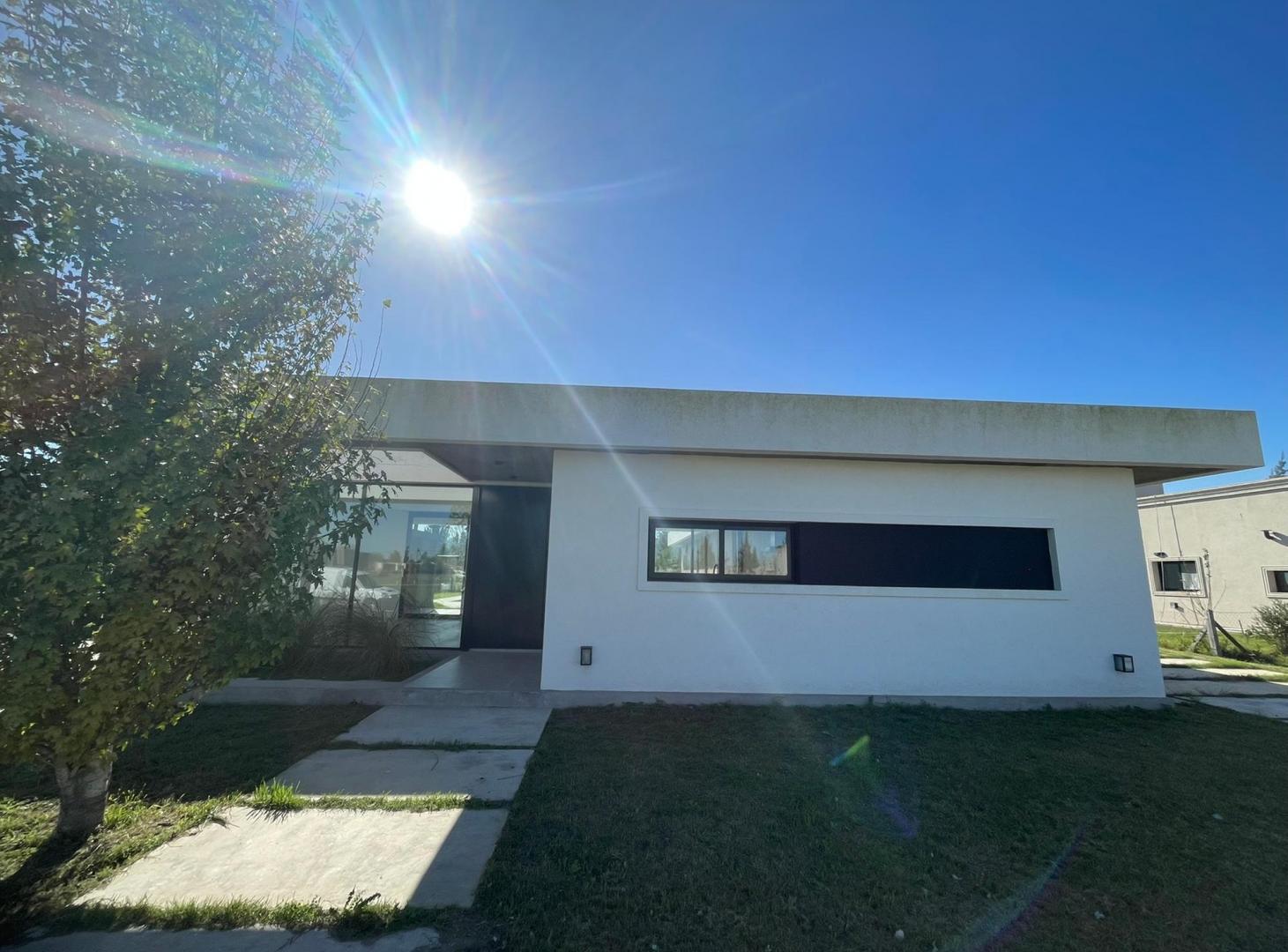 Foto de VENTA - CASA 4 AMBIENTES C/PILETA - SAN VICENTE, imagen 3