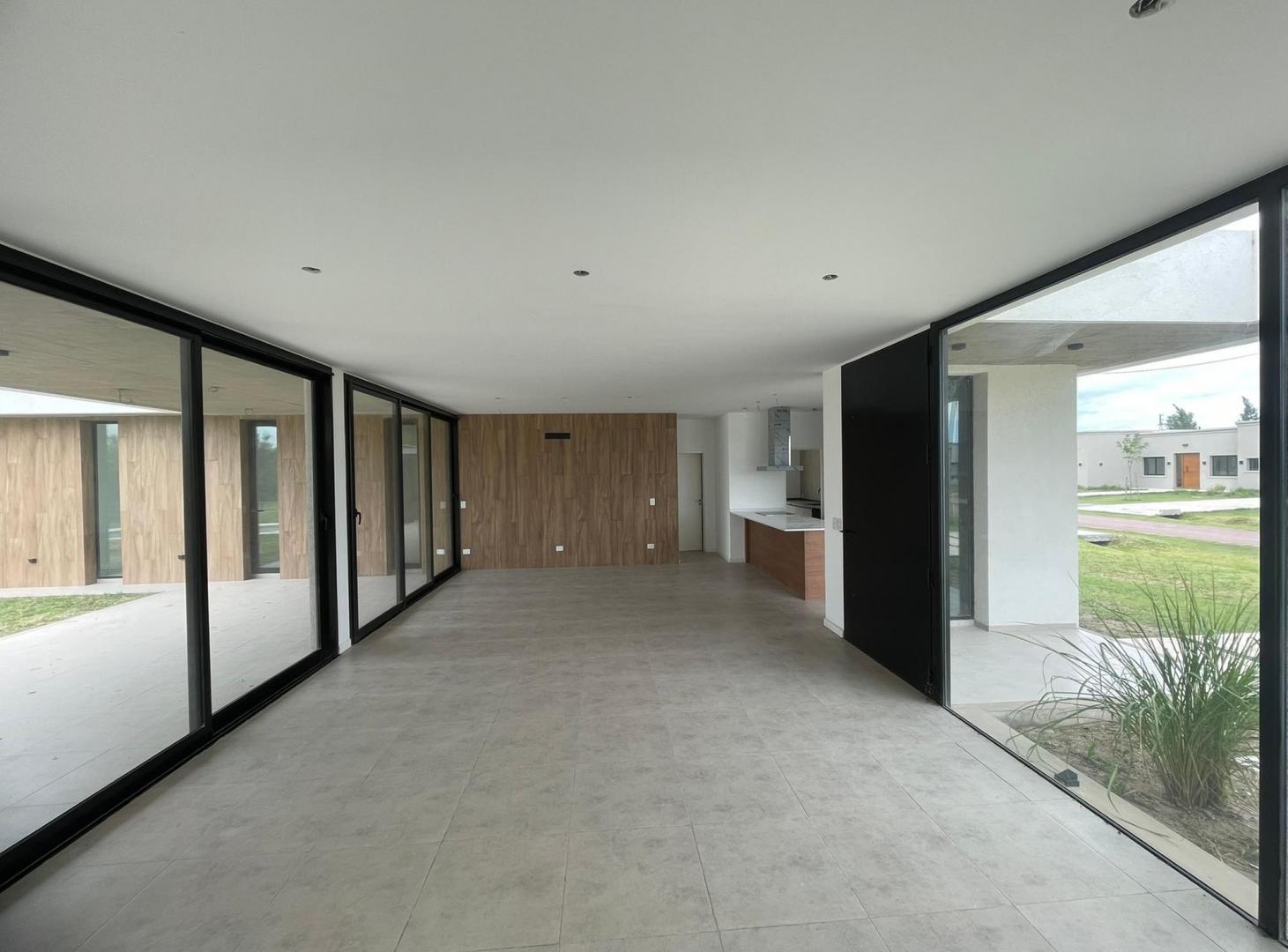 Foto de VENTA - CASA 4 AMBIENTES C/PILETA - SAN VICENTE, imagen 1