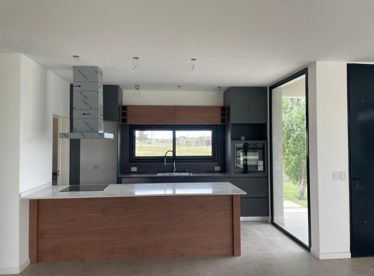 Foto de VENTA - CASA 4 AMBIENTES C/PILETA - SAN VICENTE, imagen 2