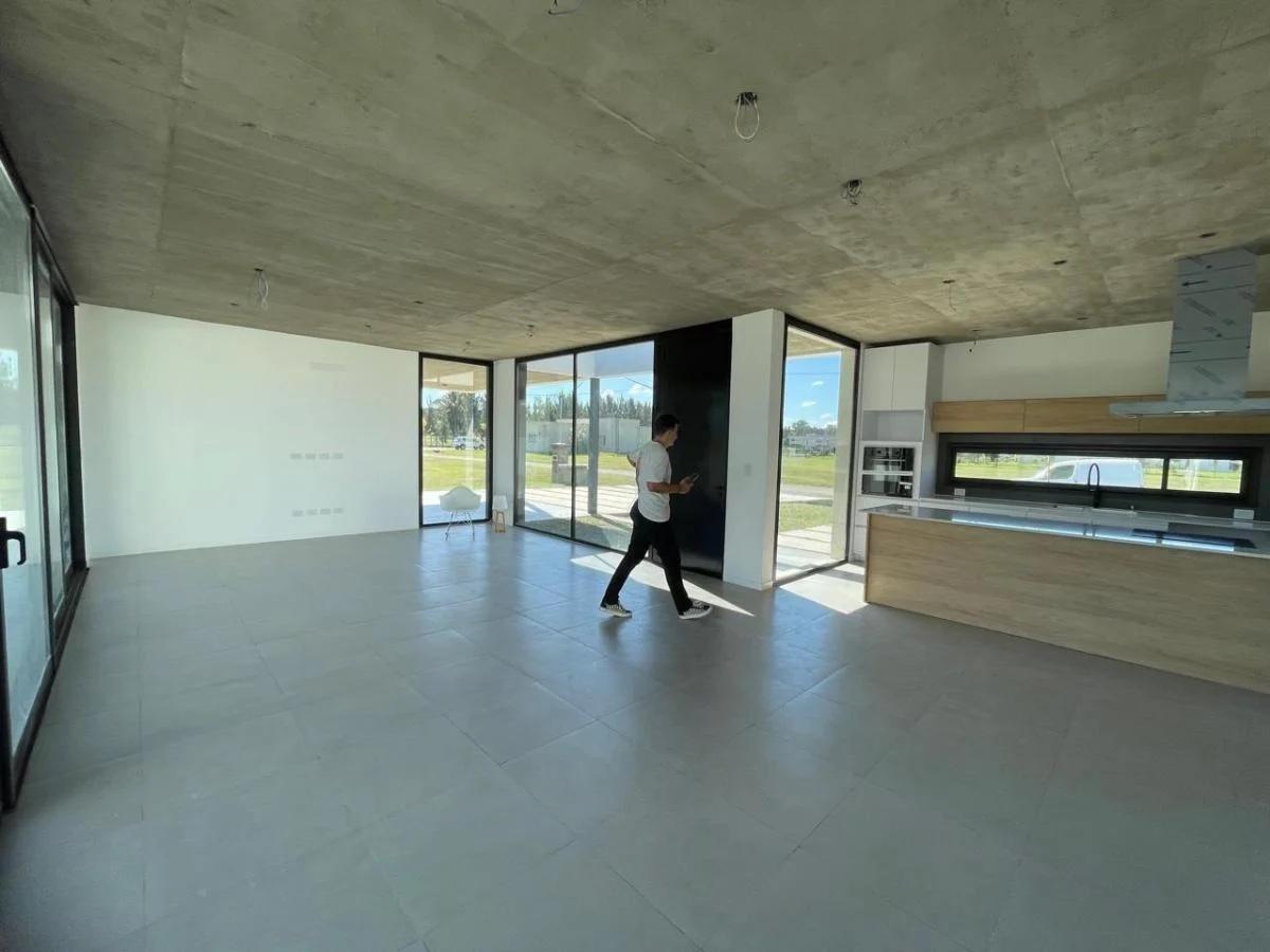 Foto de ALQUILER - CASA 4 AMBIENTES C/PILETA - SAN VICENTE, imagen 2