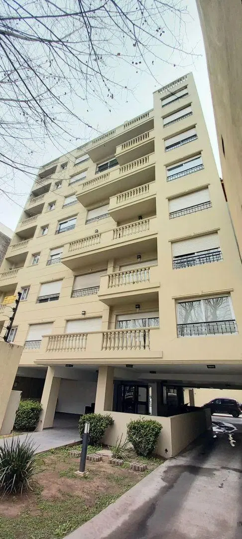 HERMOSO DEPTO DE 2 AMBIENTES CON AMPLIO COMEDOR, BALCON. EXCELENTE UBICACION 3
