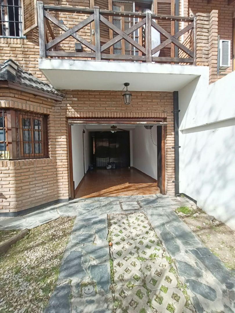Foto de HERMOSA CASA DE 5 AMBIENTES CON JARDIN, PARRILA Y PILETA EN CASTELAR, imagen 5